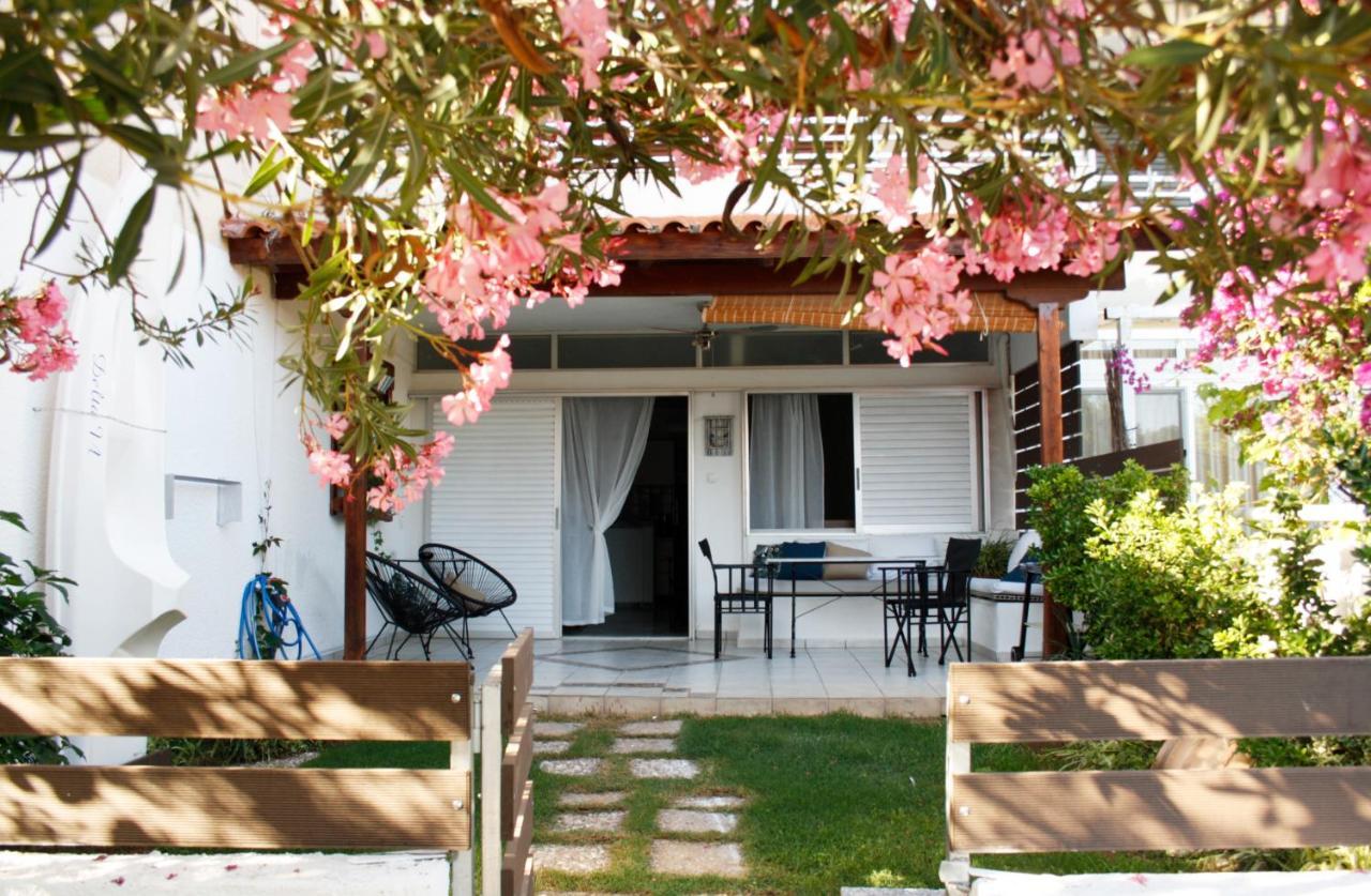 Beachfront Garden Apartment- Atlas Complex Loutráki Exterior photo